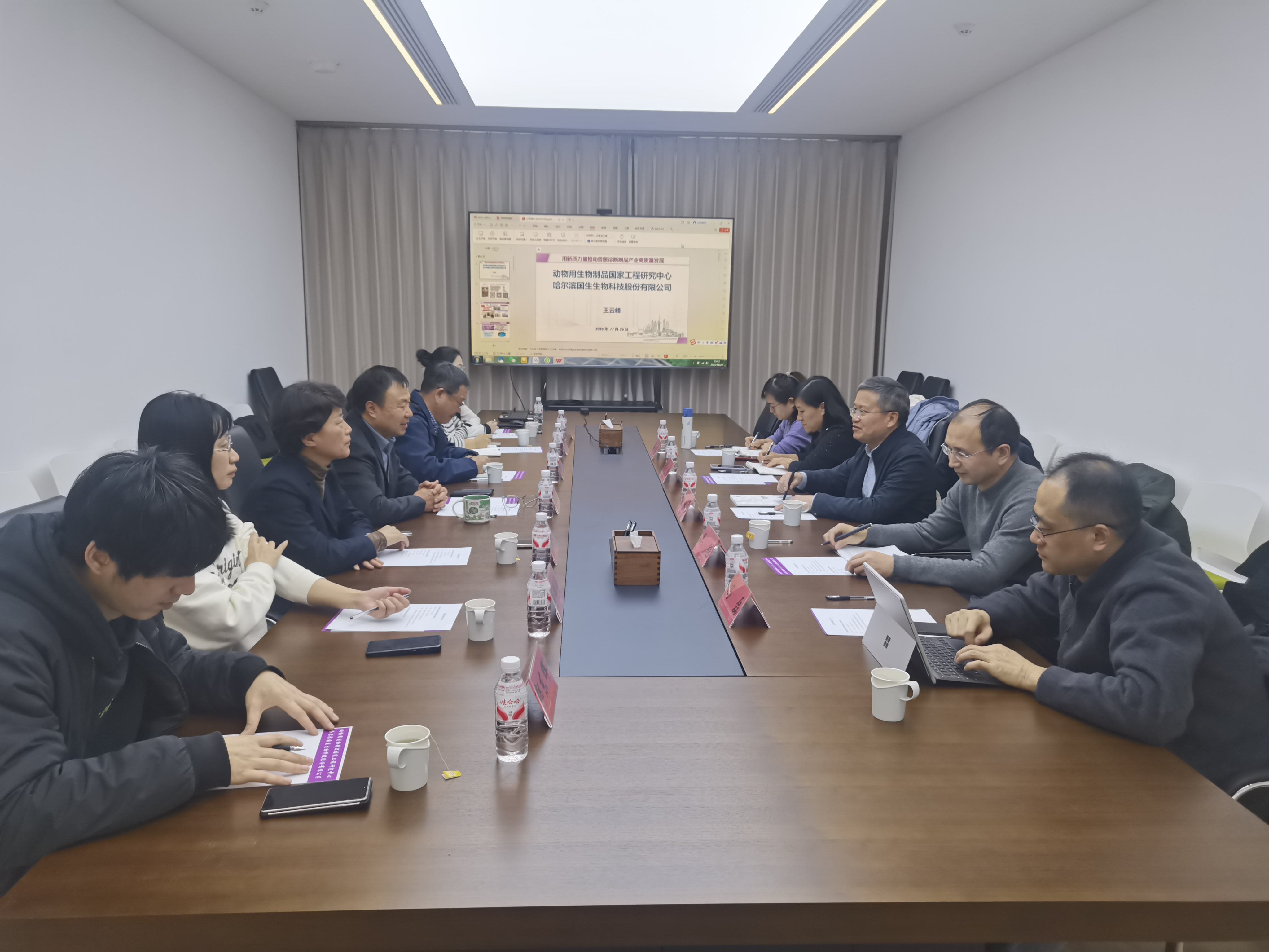 江蘇省農(nóng)業(yè)科學(xué)院動(dòng)物免疫工程研究所 所長(zhǎng)、黨總支書(shū)記趙永前一行到公司座談交流